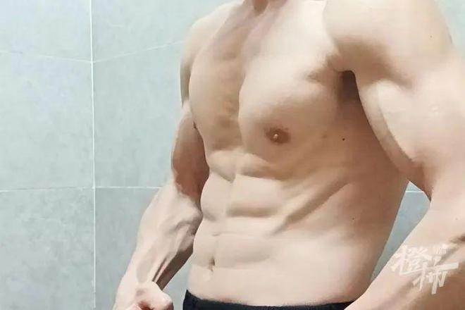 杏彩体育，杭州卖海鲜的50岁大叔出圈了！从没去过健身房他是怎么练出的8块腹肌？